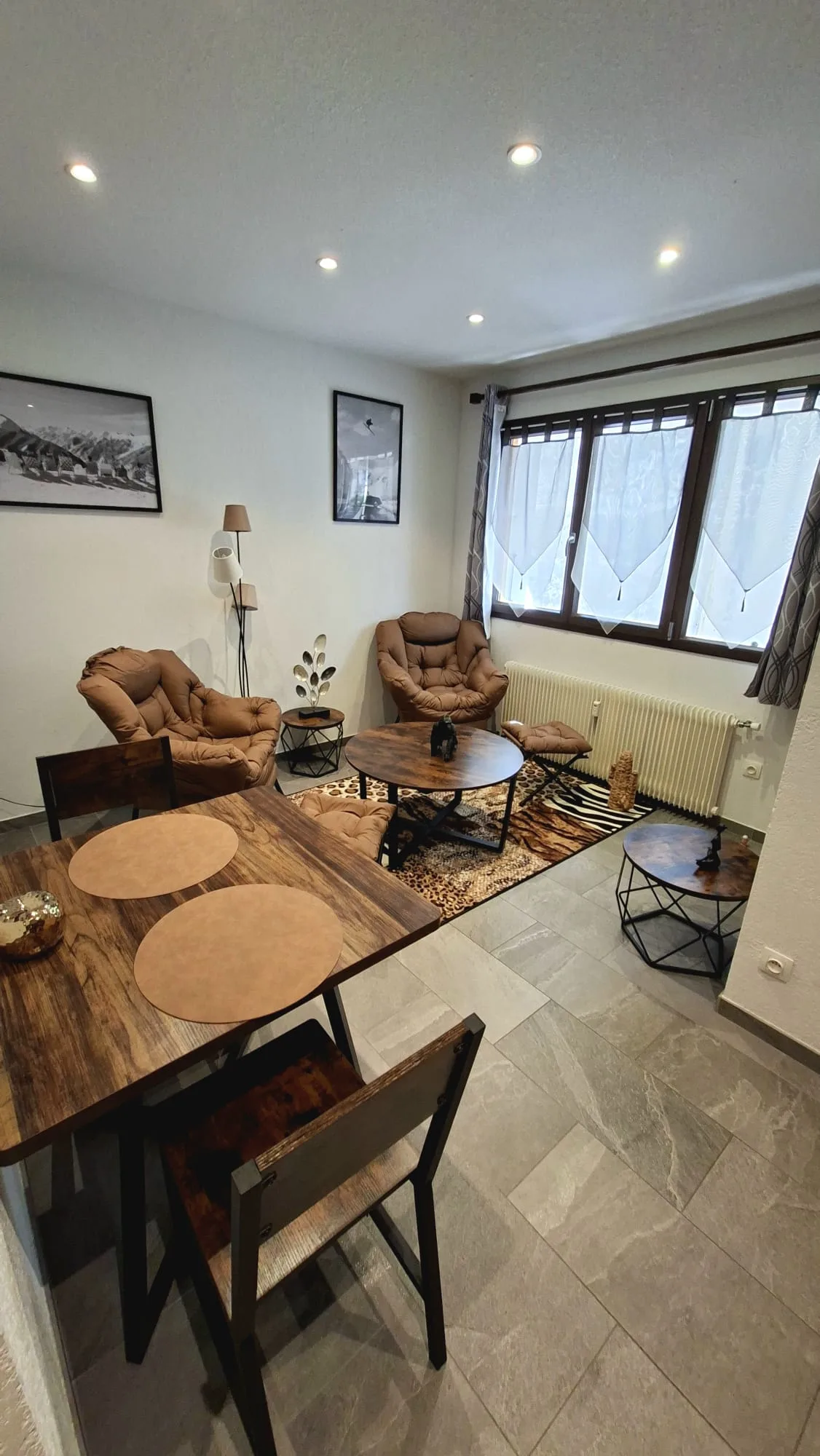 La Loge — coin repas avec table près des fenêtres, Saint-Gervais-les-Bains