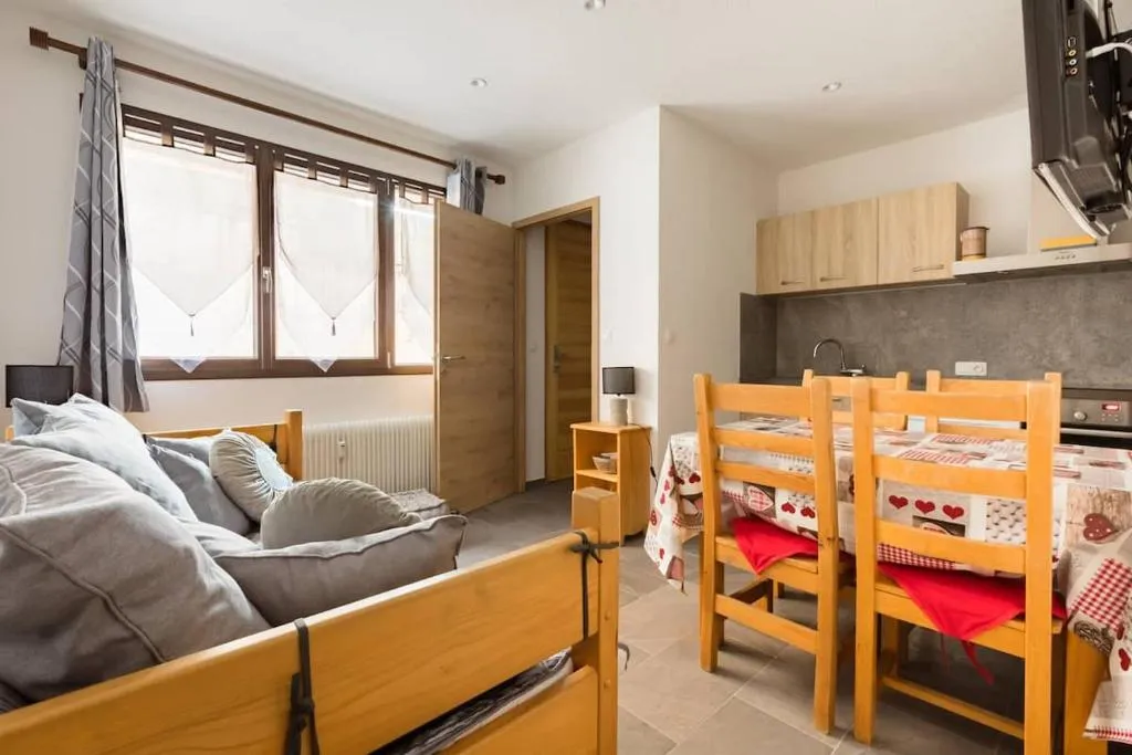 Séjour avec canapé et cuisine ouverte — La Loge, centre-village Saint-Gervais-les-Bains