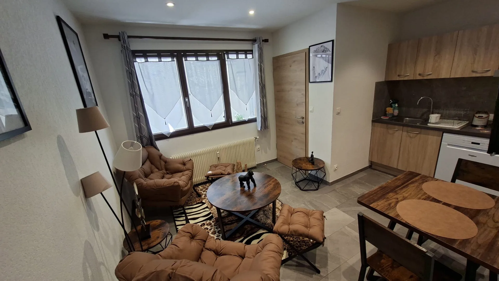 Séjour avec cuisine ouverte et fauteuils — La Loge, appartement 2 personnes RDC en plein centre-village de Saint-Gervais-les-Bains, navette ski au pied