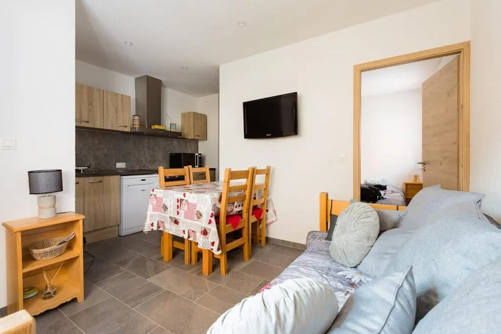 Séjour et cuisine ouverte — La Loge, centre-village Saint-Gervais-les-Bains